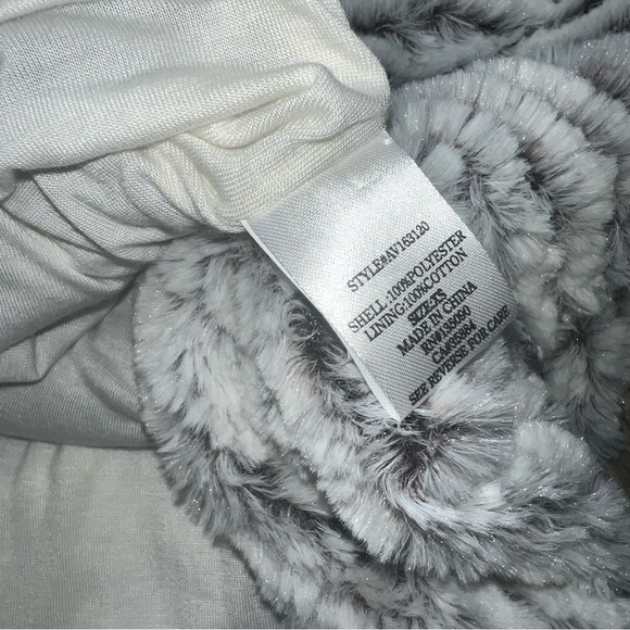 Altar’d State faux fur zip hooded vest - Picture 5 of 9